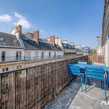 Bright T2 With Balcony And Rooftop Views 9th District Apartment *