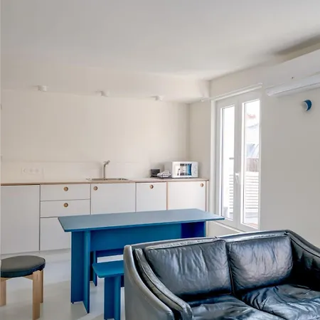 Bright T2 With Balcony And Rooftop Views 9th District Apartment *