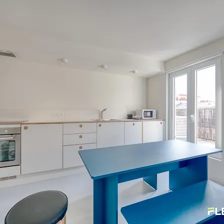 Bright T2 With Balcony And Rooftop Views 9th District