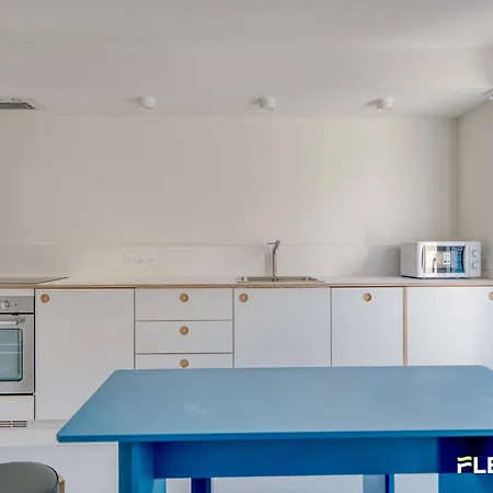 Bright T2 With Balcony And Rooftop Views 9th District *