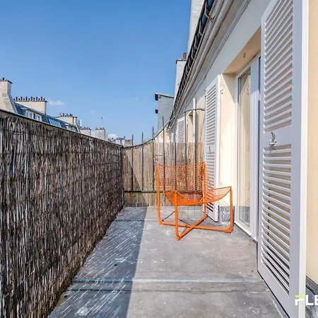 Bright T2 With Balcony And Rooftop Views 9th District Paris