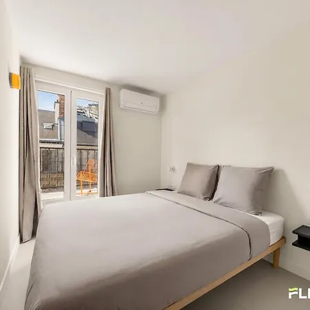 Bright T2 With Balcony And Rooftop Views 9th District Paris