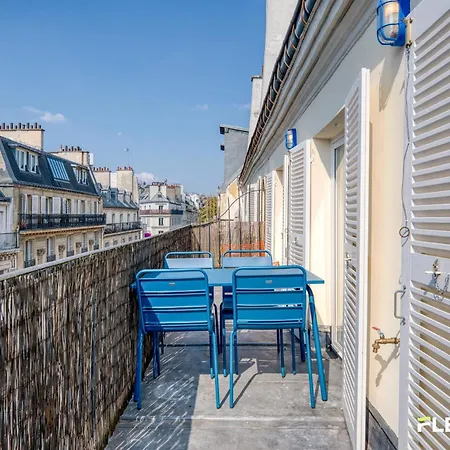 Bright T2 With Balcony And Rooftop Views 9th District Apartment
