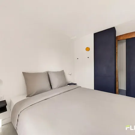 Bright T2 With Balcony And Rooftop Views 9th District Paris