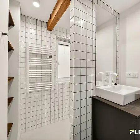 Bright T2 With Balcony And Rooftop Views 9th District Apartment *