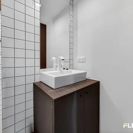 Bright T2 With Balcony And Rooftop Views 9th District *